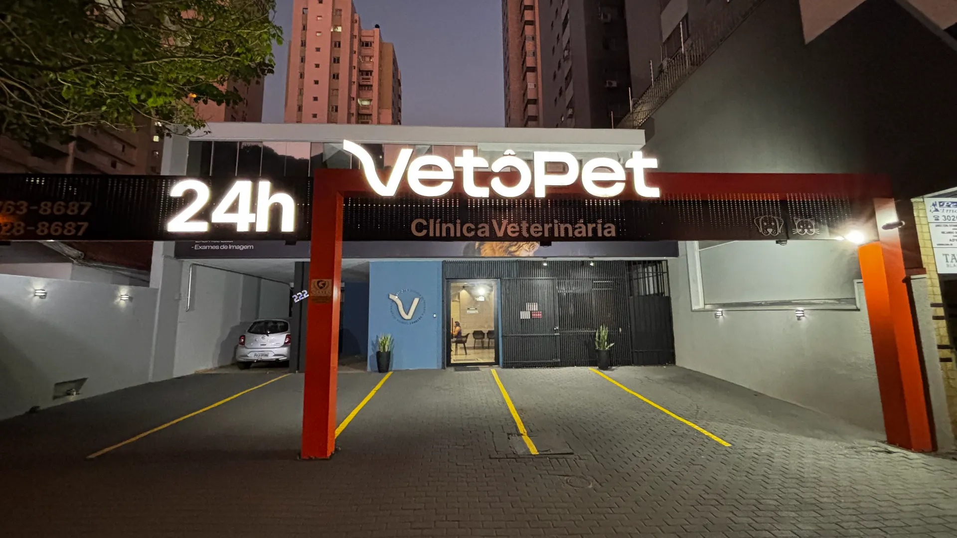 Fachada da VetôPet em Maringá com letreiro 24h aceso